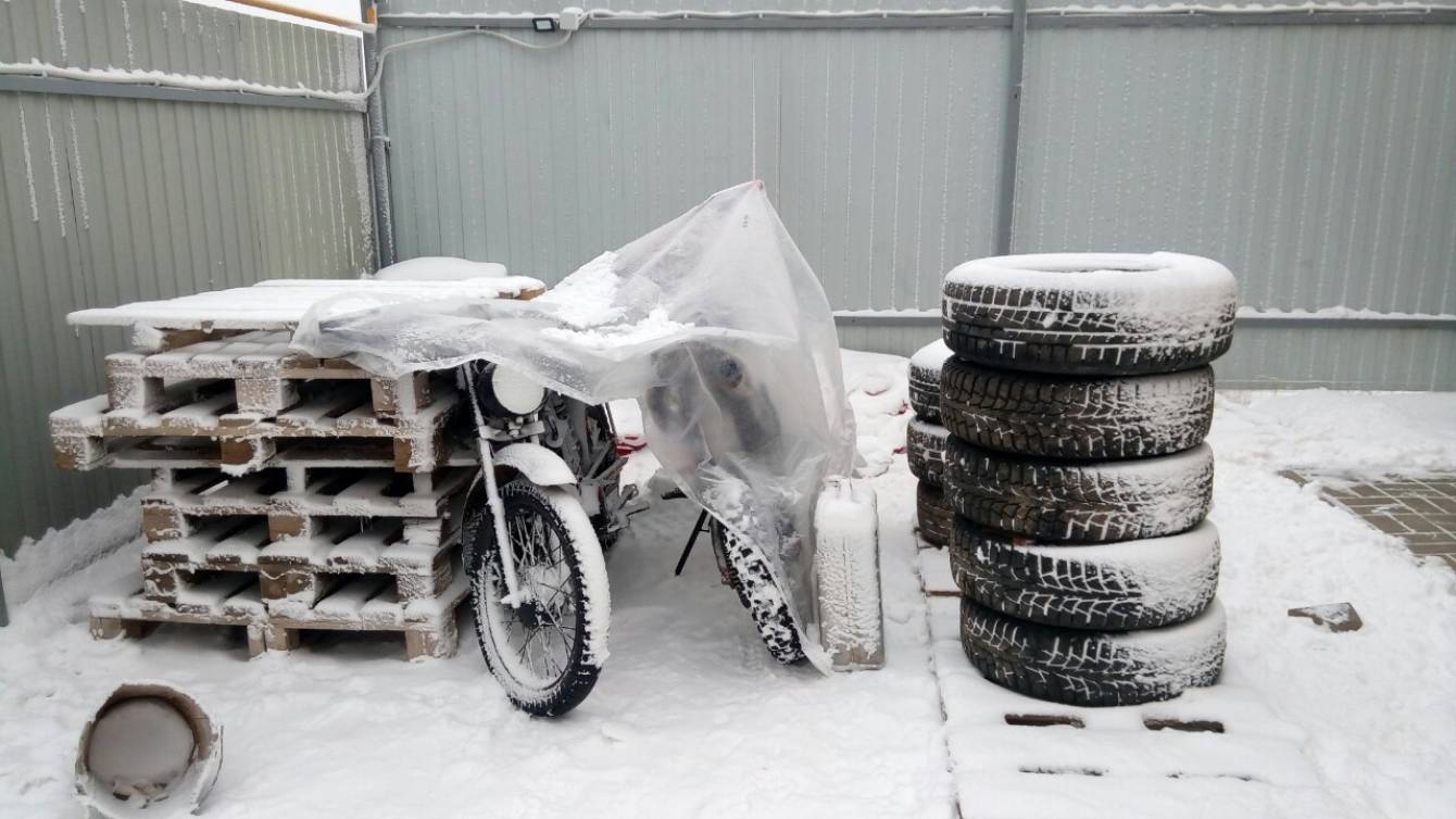 Чому не варто залишати мотоцикл під снігом